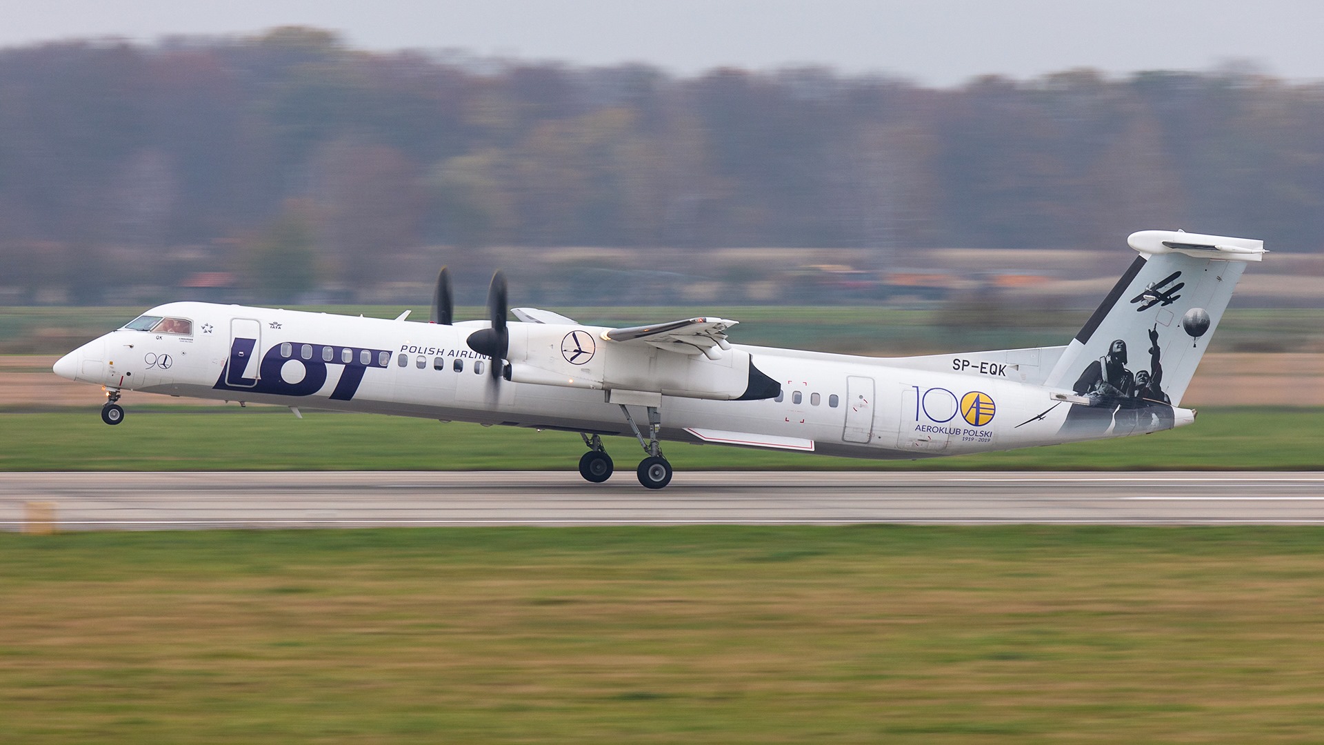 Bombardier Dash 8 Q400 společnosti LOT v Ostravě při vzletu do Prahy. Foto: Radim Kobližka / LKMT Spotters