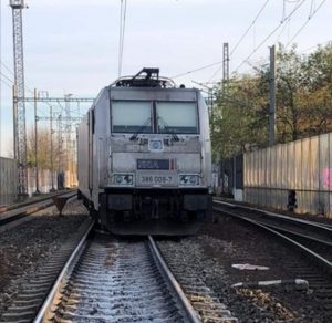Vykolejená lokomotiva společnosti Metrans Rail v Praze - Uhříněvsi. Foto: Roman Štěrba / Správa železnic