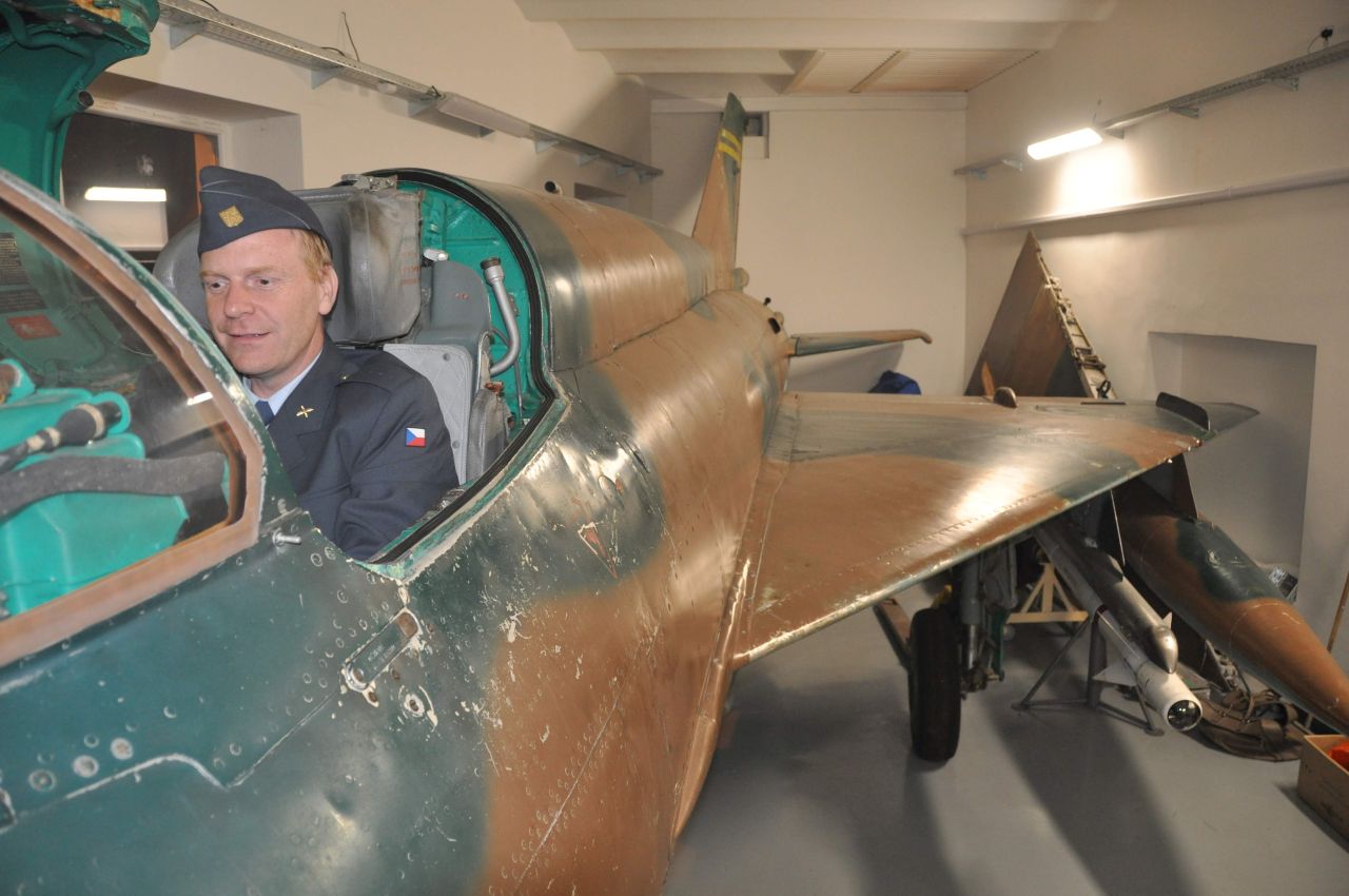 Petr Bílý v simulátoru MiG-21