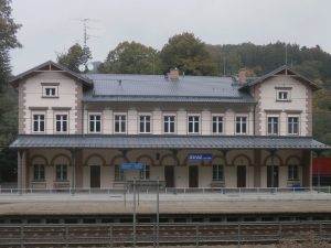 Nádražní budova Stráž nad Ohří. Pramen: Správa železnic