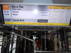 Infopanel ve vlaku GW Trainu mířící na Černý Kříž. Autor: Zdopravy.cz/Jan Šindelář