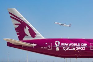 Boeing 777-300 ER ve speciálním nátěru připomínajícím fotbalový šampionát v Kataru. Foto: Qatar Airways