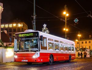 Vánoční "retrobus" v roce 2019 v Praze. Pramen: DPP