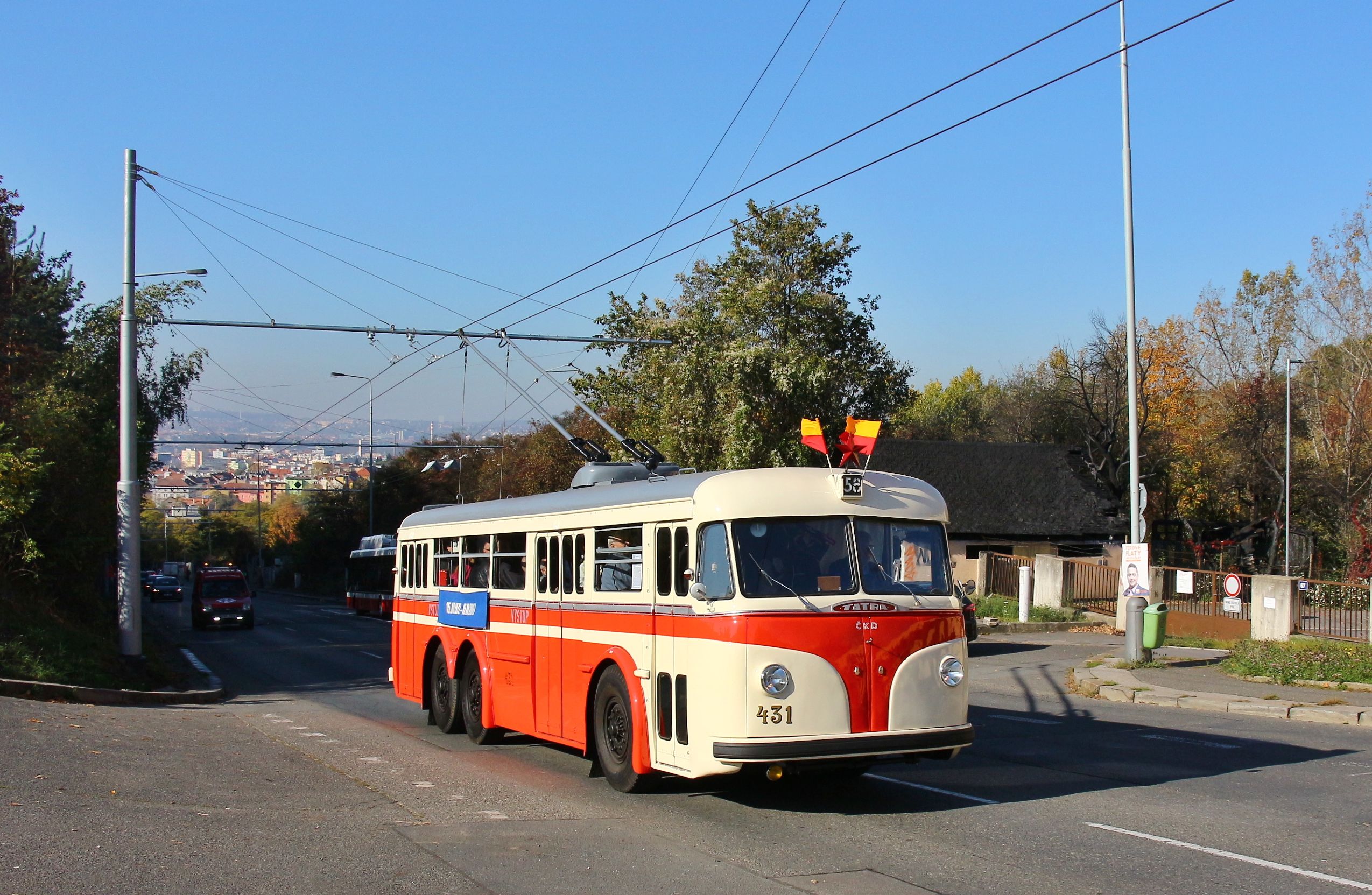 Historický trolejbus při zahájení obnoveného provozu v Praze v roce 2017. Pramen: ROPID