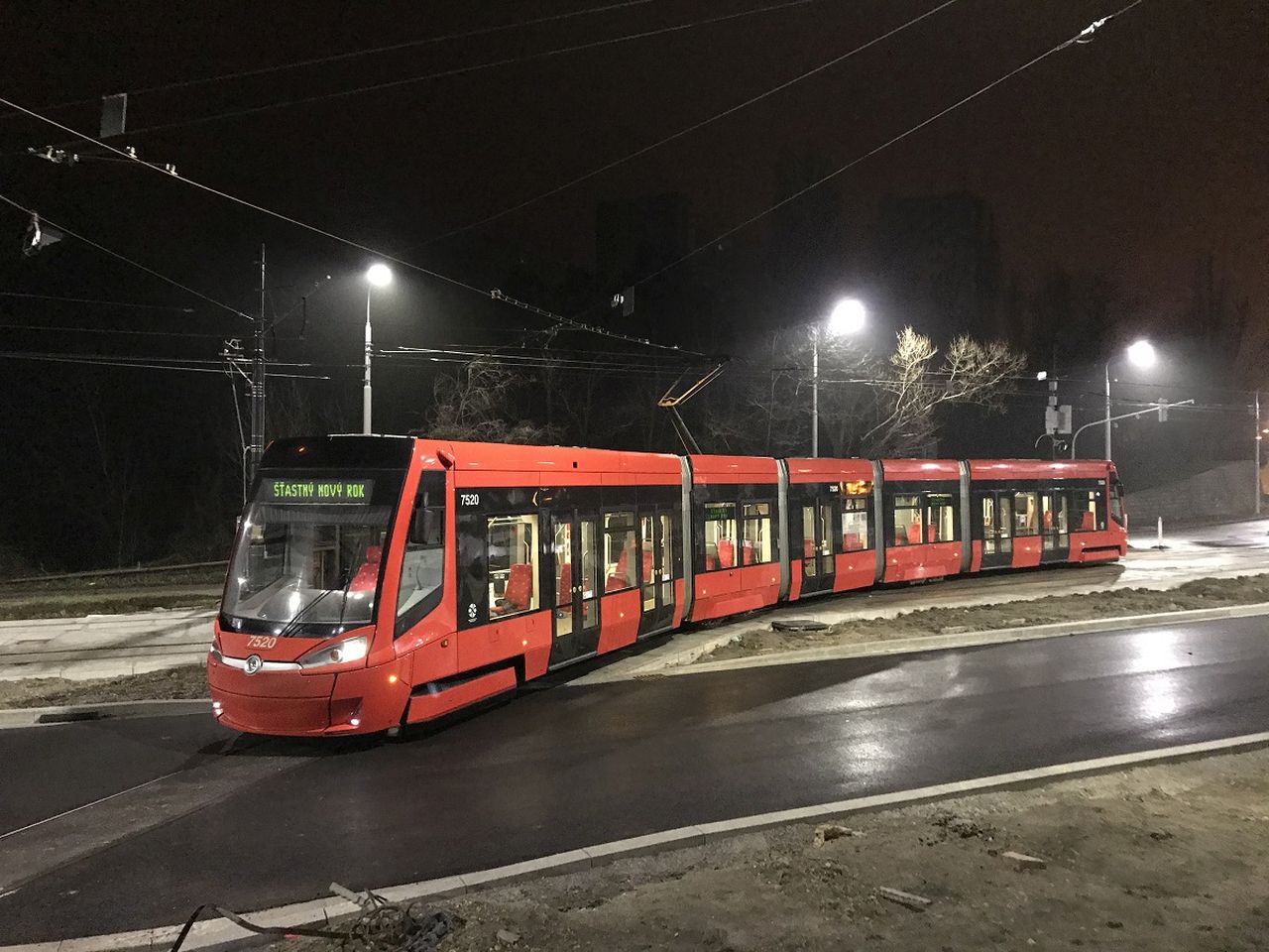 Tramvaj Škoda 30T v Bratiislavě. Foto: DPB