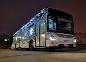 Vánoční autobus v Karlových Varech. Foto: DPKV