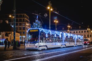 Tramvaj Škoda 15 T s vánoční výzdobou. Foto: PID