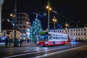 Retrobus DPP ve vánoční výzdobě. Foto: PID
