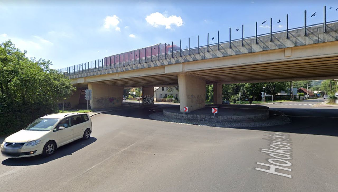 Most na silnici I/35 na okraji Liberce přes Hodkovickou ulici. Foto: Google Street View