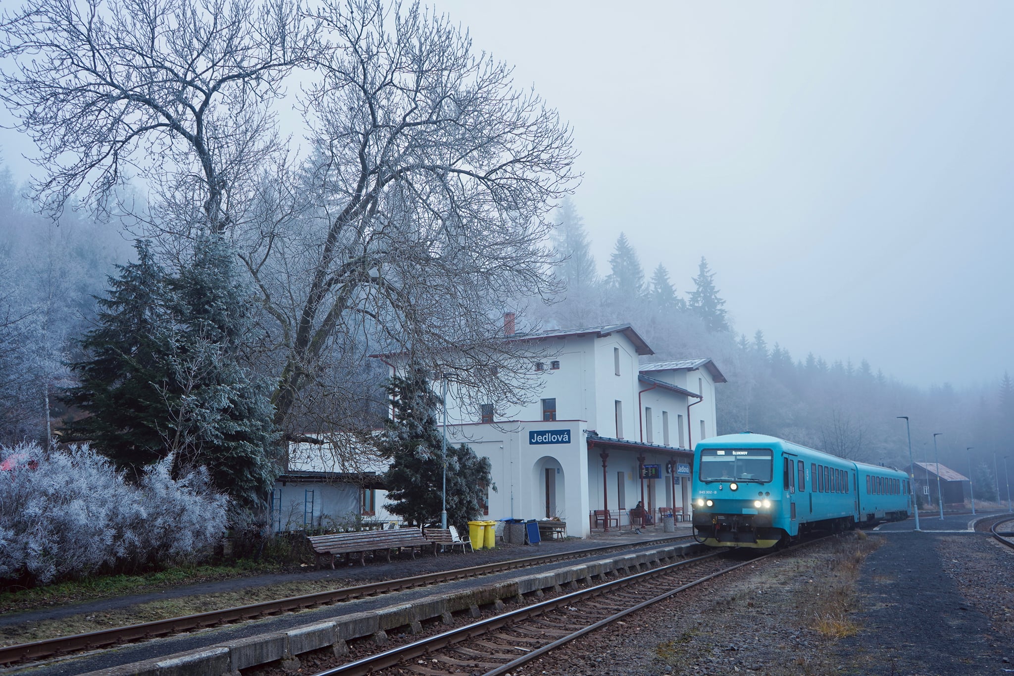 Rychlík společnosti Arriva vlaky ve stanici Jedlová. Foto: Správa železnic