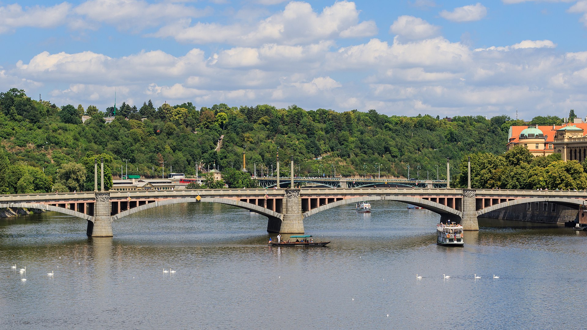 Mánesův most v Praze. Autor: A.Savin (Wikimedia Commons · WikiPhotoSpace) – Vlastní dílo, FAL, https://commons.wikimedia.org/w/index.php?curid=53723596