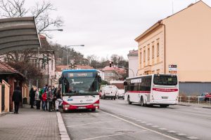 Autobus Iveco Crossways společnosti Arriva na lince z Králova Dvora do Prahy. Foto: PID