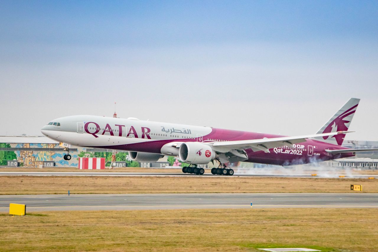 Boeing 777-300ER společnosti Qatar Airways v Praze. Foto: Petr Juriš