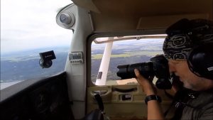 Radovan Smokoň při fotografování pohledů z letadla. Foto: archiv R. Smokoně