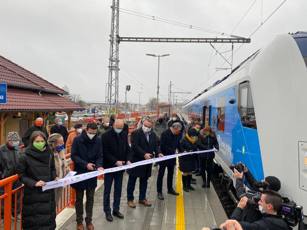 Slavnostní otevření tratě po modernizaci v Hustopečích. Pramen: České dráhy