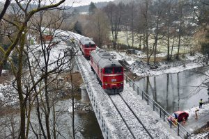 Zátěžová zkouška mostu ve Vlastějovicích s pomocí sergejů. Pramen: Správa železnic 