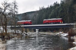 Zátěžová zkouška mostu ve Vlastějovicích s pomocí sergejů. Pramen: Správa železnic 