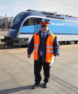 Bohuslava Škodu jinak živí práce výpravčího vnější služby na pražském hlavním nádraží. Foto: archív B. Škody