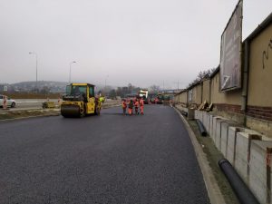 Pokládka asfaltu na Žabovřeské. Foto: ŘSD