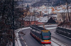 Chotkova ulice a tramvaj Škoda 15 T ForCity. Pramen: ROPID