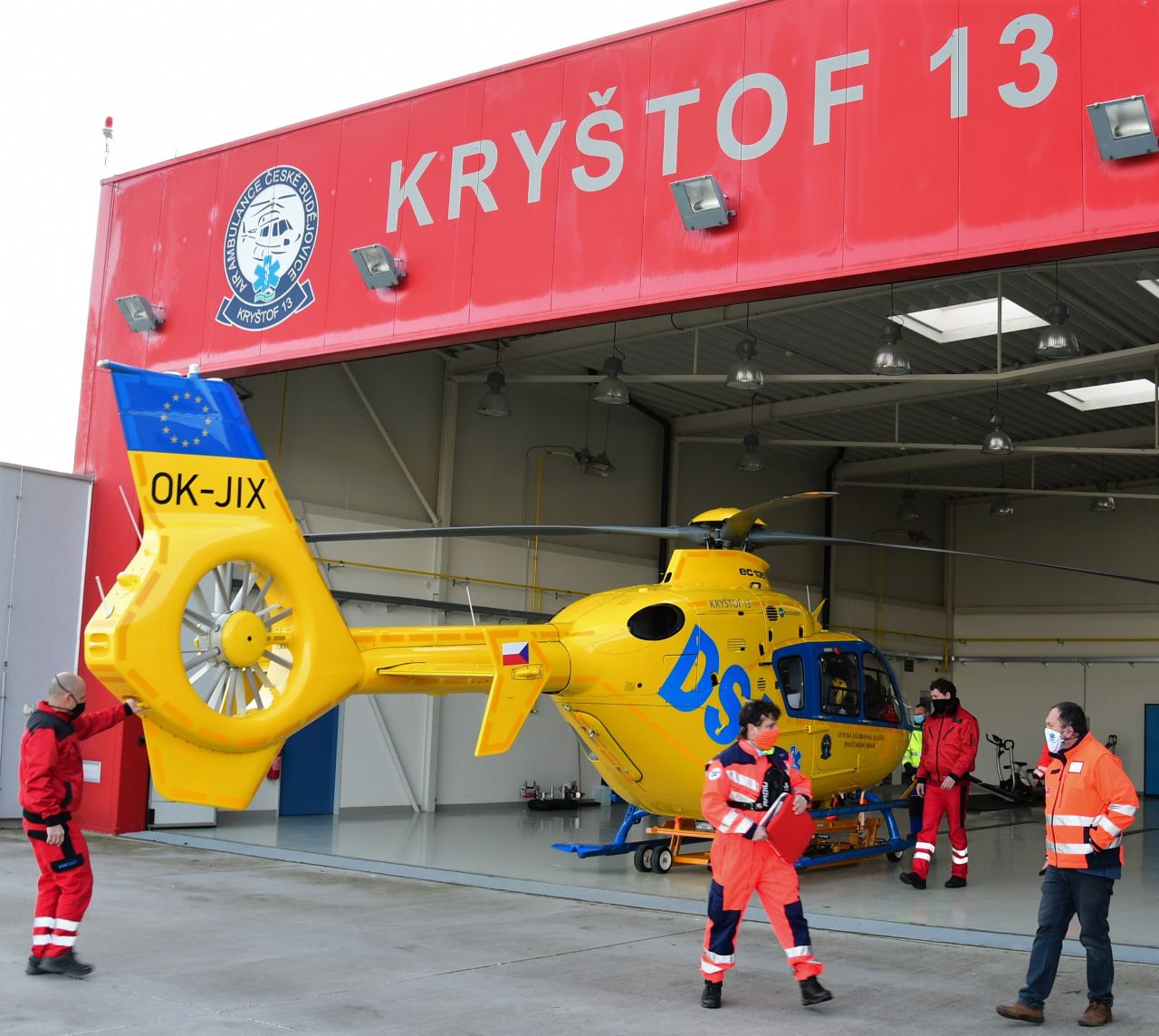 Záchranářský vrtulník firmy DSA na letišti České Budějovice. Pramen: Jihočeský kraj