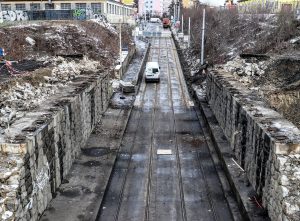 Průběžná ulice po snesení starého mostu. Pramen: Správa železnic