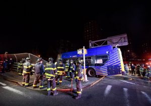 Nehoda autobusu v Bronxu. Foto: Marc A. Hermann / MTAMarc A. Hermann / MTAMarc A. Hermann / MTA