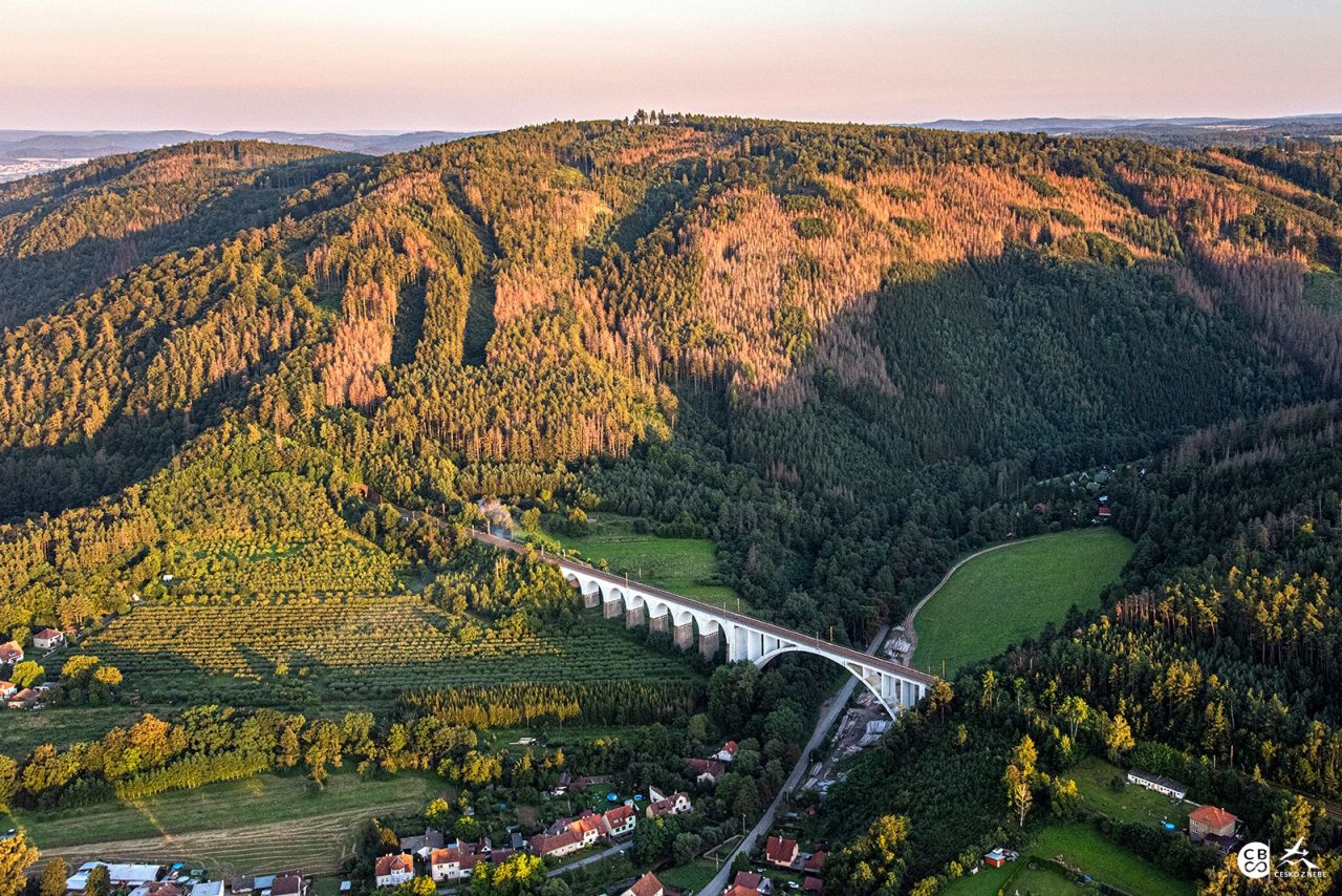 Letecký pohled na železniční viadukt v Dolních Loučkách. Foto: Českoznebe.cz