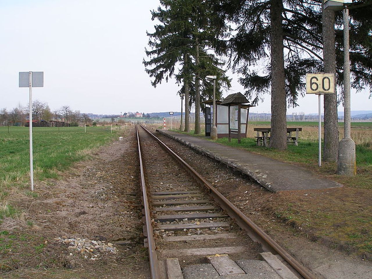 Zastávka Lítkovice na trati Bakov nad Jizerou - Dolní Bousov. Foto: Jan Polák / Wikimedia Commons