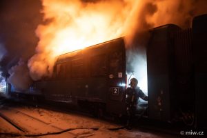 Požár rychlíku Arriva vlaky v Chřibské. Foto: Michal Šafus / miw.cz