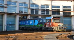 Lokomotiva Siemens Vectron v polepu pro ČD Cargo a Nadační fond skupiny ČD - Železnice srdcem. Foto: ČD Cargo