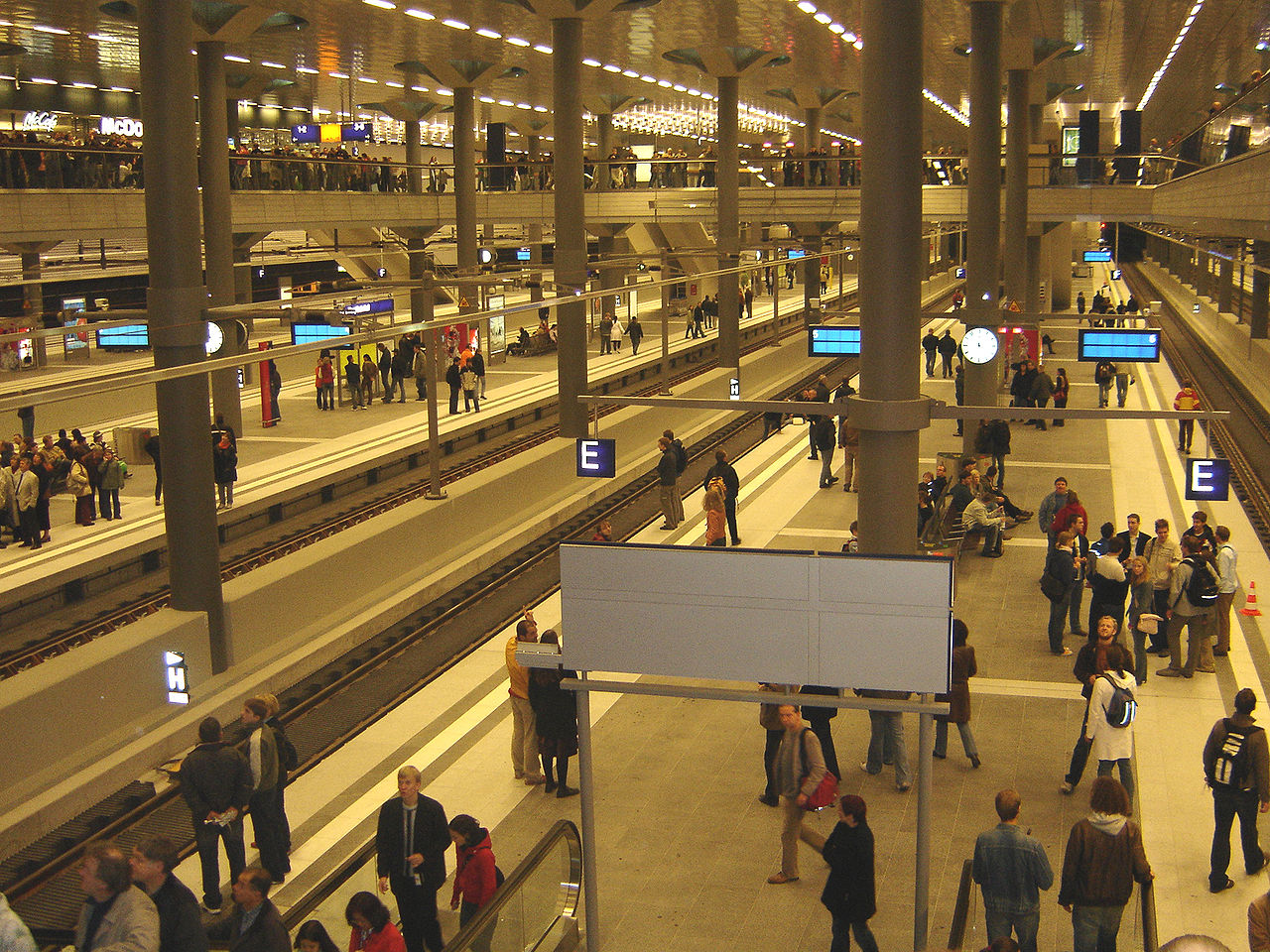 Podzemní nástupiště hlavního nádraží v Berlíně. CC BY-SA 3.0, https://commons.wikimedia.org/w/index.php?curid=817020