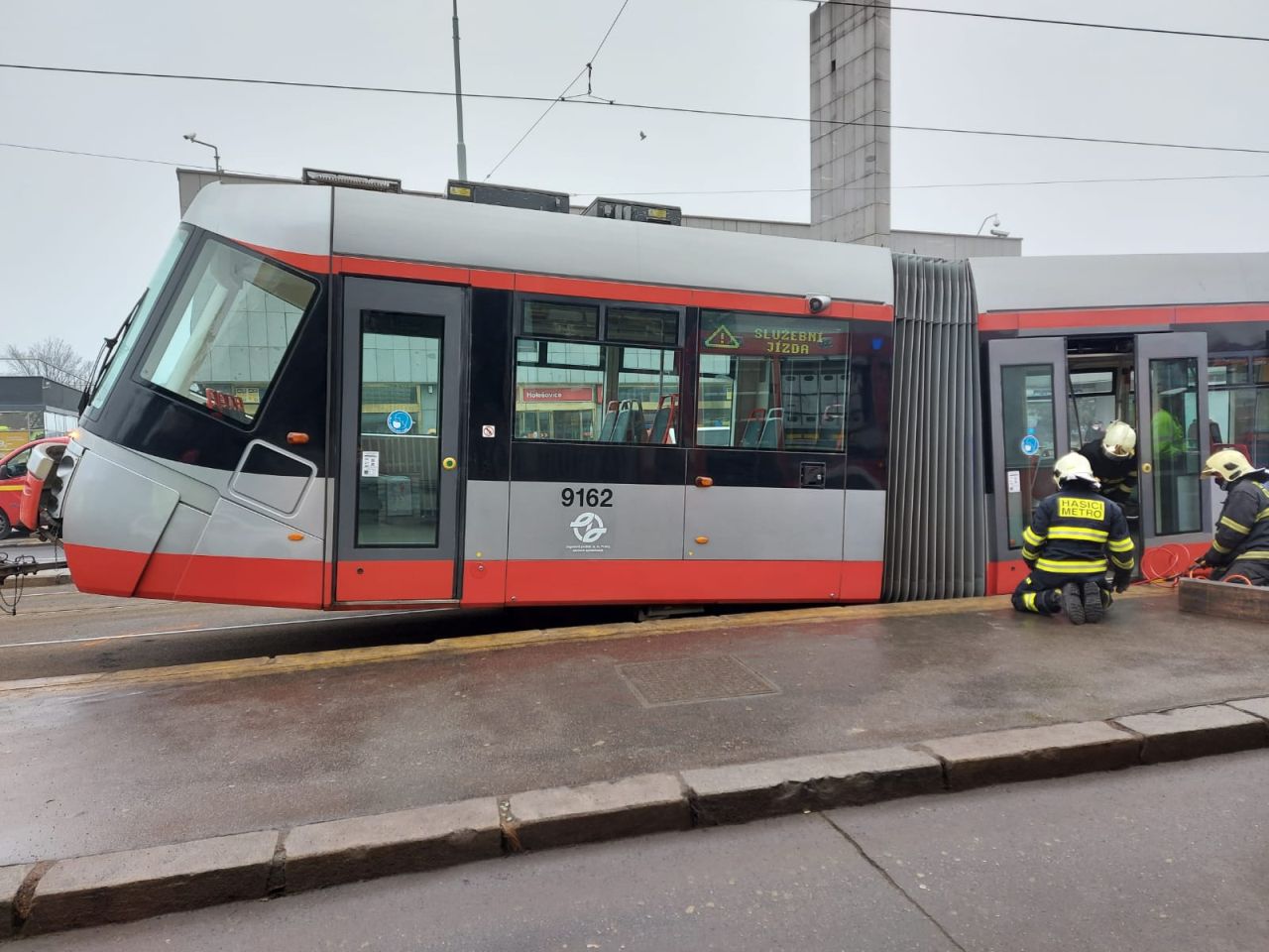 Poškozená tramvaj Škoda 14T. Foto: Michal Chrást
