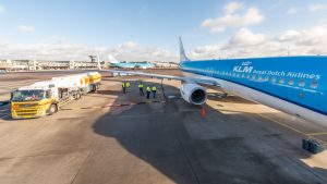 Boeing 737-800 společnosti KLM před prvním letem se směsí s přídavkem syntetického paliva. Foto: KLM