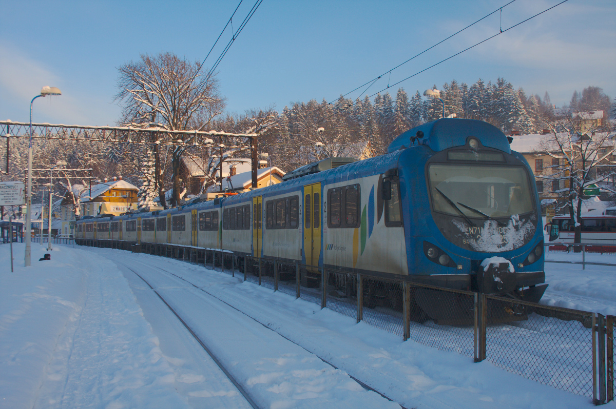 Vlak dopravce Koleje Śląskie, ilustrační foto. By SQ9NIT - Own work, CC BY-SA 3.0, https://commons.wikimedia.org/w/index.php?curid=23823134