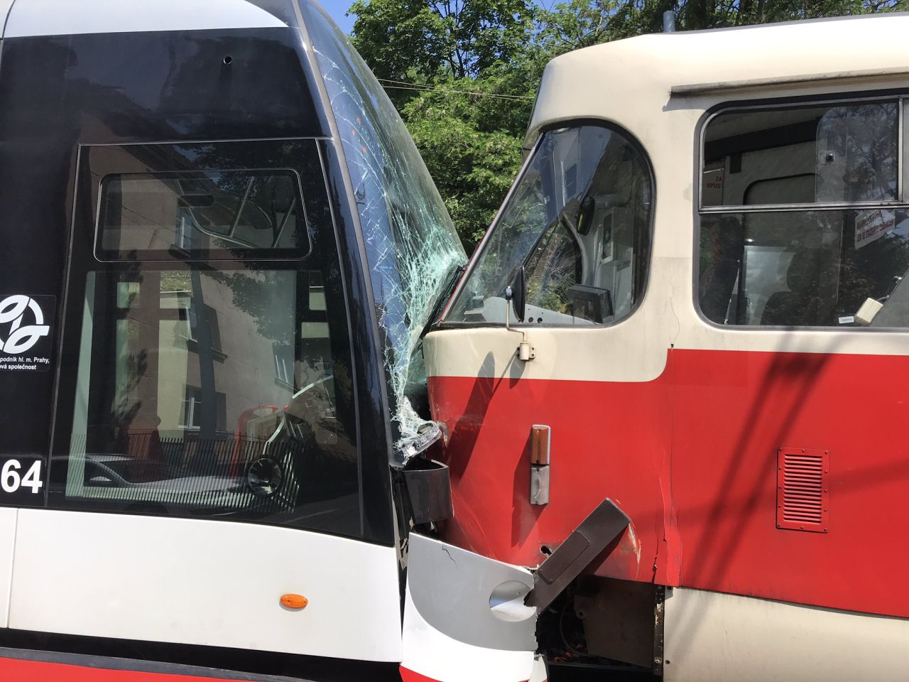 Srážka tramvají v červnu v Praze na Kotlářce. Foto: Twitter / Týdeník Policie