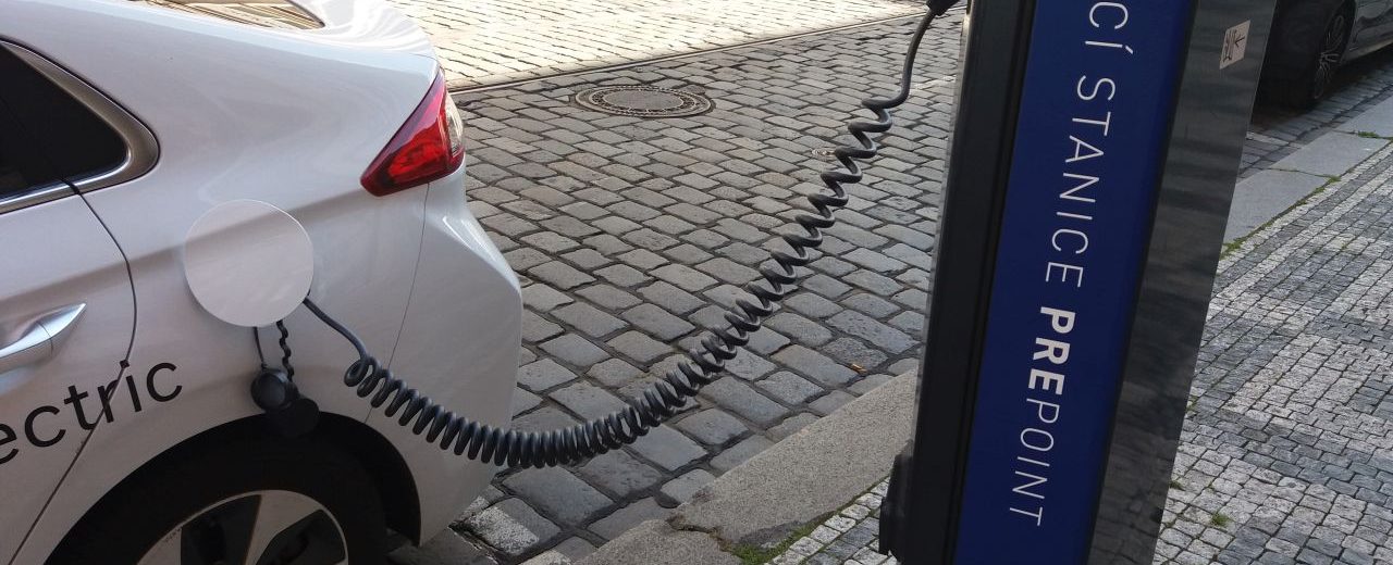 Dobíjení elektromobilu. Autor: Zdopravy.cz/Jan Šindelář