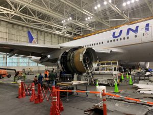Poškozený Boeing 777-200 United Airlines po explozi motoru. Foto: NTSB