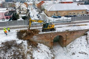  Demolices starého cihelného mostu v Ostopovicích. Foto: Skanska