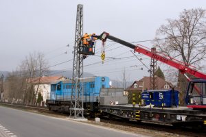 Výměna kotevního stožáru v Černošicích. Foto: Správa železnic
