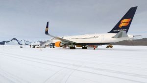 Přistání Boeing 767-300ER v Antarktidě. Foto: Sven Lidström, Norsk Polarinstitutt