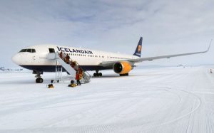 Dosavadní barevné schéma Icelandair. Přistání Boeing 767-300ER v Antarktidě. Foto: Sven Lidström, Norsk Polarinstitutt 