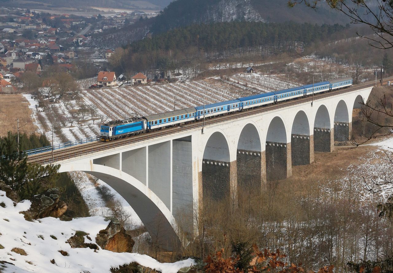 Rychlík na viaduktu v Dolních Loučkách na trati z Havlíčkova Brodu do Brna. Foto: Michal Málek / České dráhy