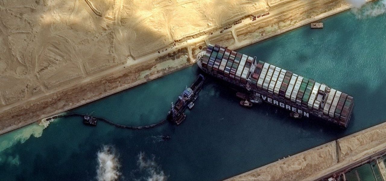 Loď Ever Given uvízlá v Suezském průplavu. Foto: Egypt Daily News