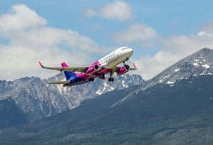 Airbus A320 společnosti Wizz Air odlétá z letiště Poprad - Tatry. Foto: Letisko Poprad - Tatry