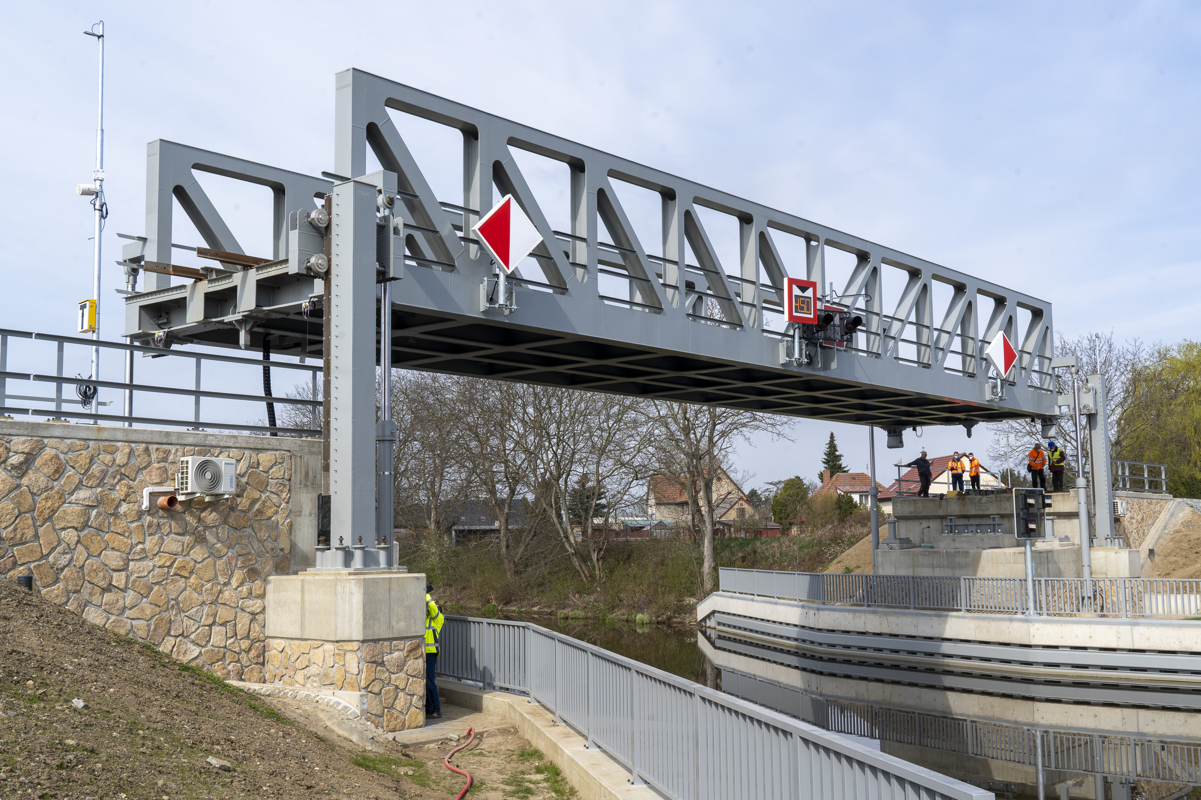 Nový zdvižný železniční most v Lužci nad Vltavou. Pramen: ŘVC