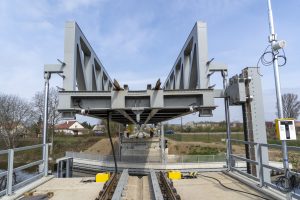 Nový zdvižný železniční most v Lužci nad Vltavou. Pramen: ŘVC