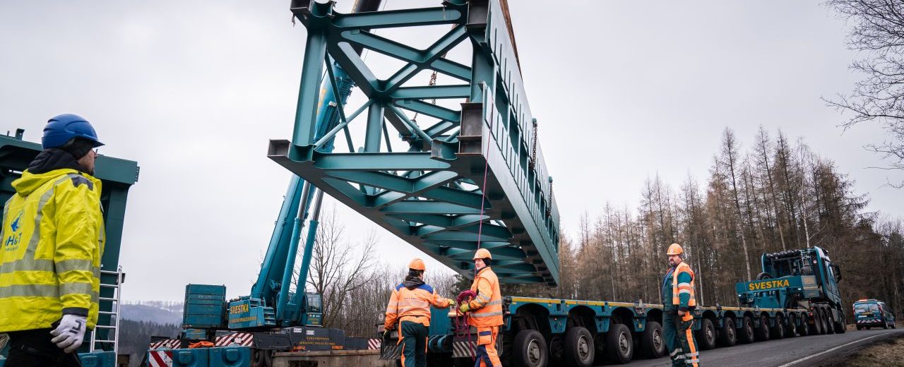 Návoz konstrukce pro Vilémovský viadukt. Foto: Chládek a Tintěra