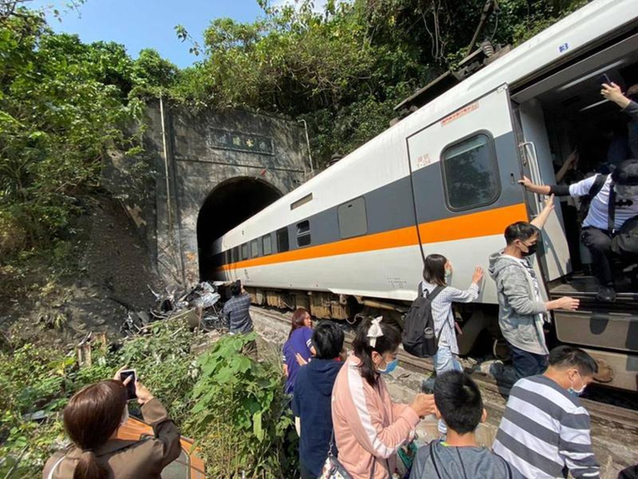 Vykolejení vlaku na Tchaj-wanu. Foto: https://twitter.com/W0lverineupdate