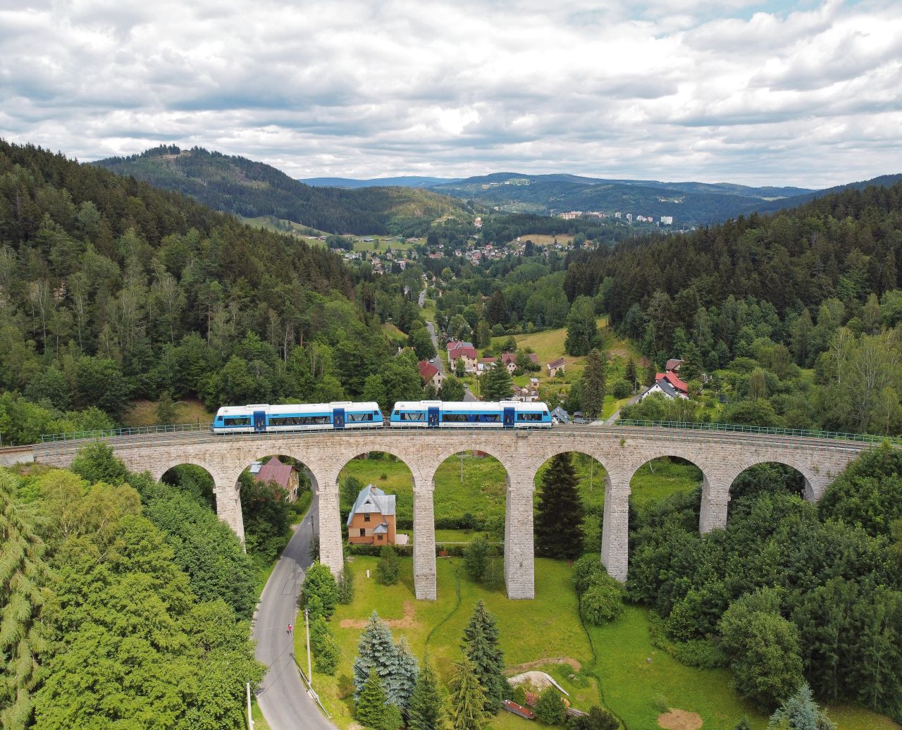 Motorové vozy Stadler RS1 na viaduktu ve Smržovce na trati Liberec - Tanvald. Foto: České dráhy